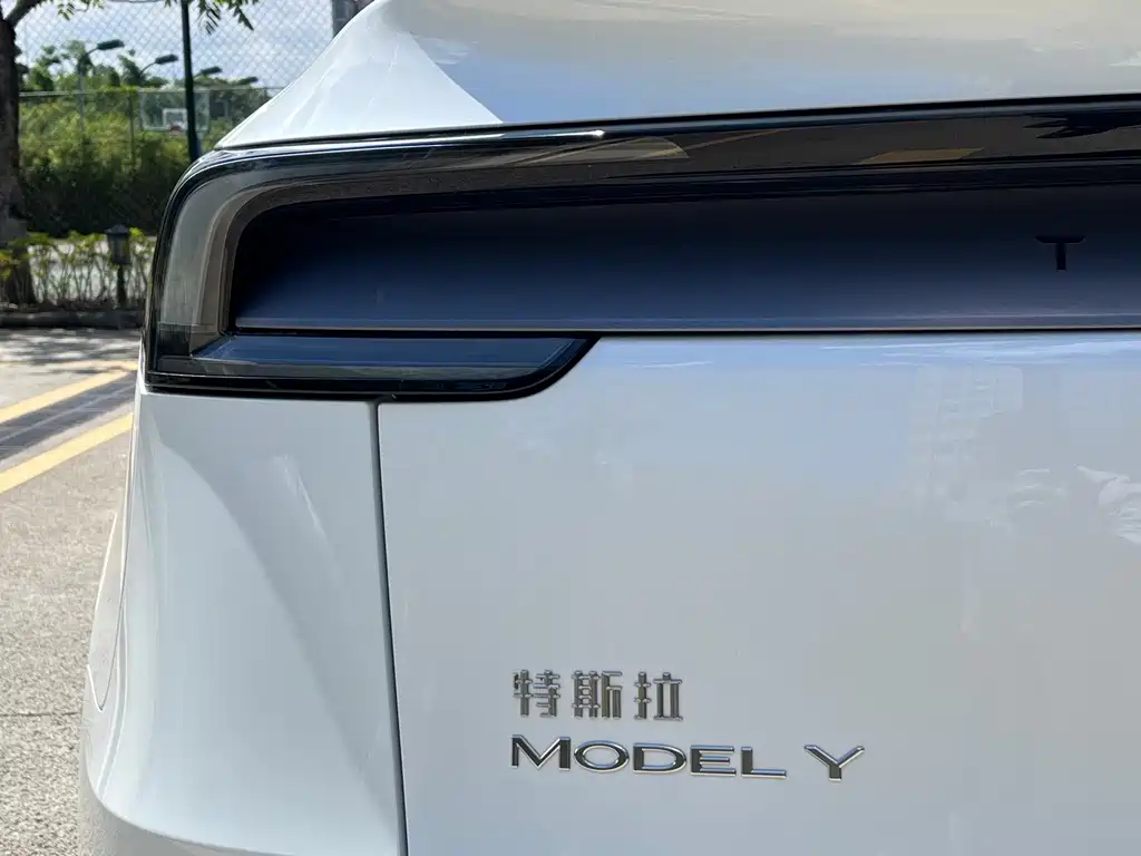 Tesla Model Y 2025 — фото 17