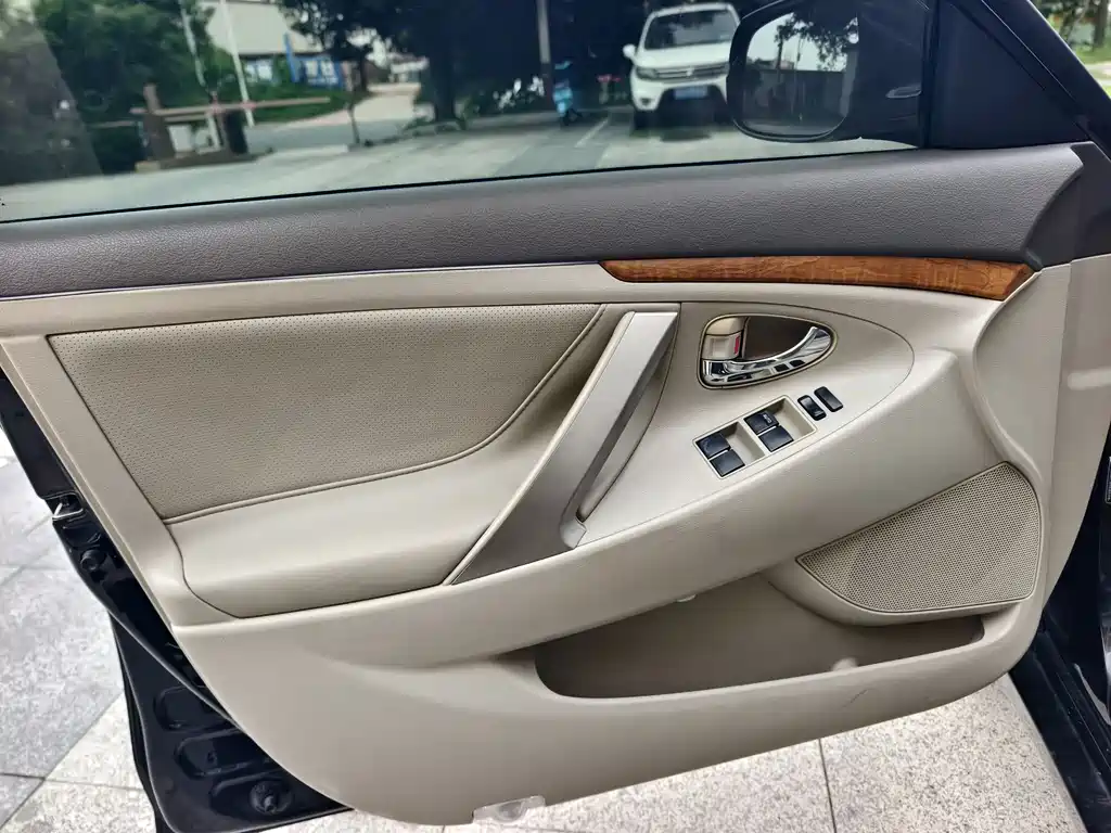 Toyota Camry 2010 — фото 17