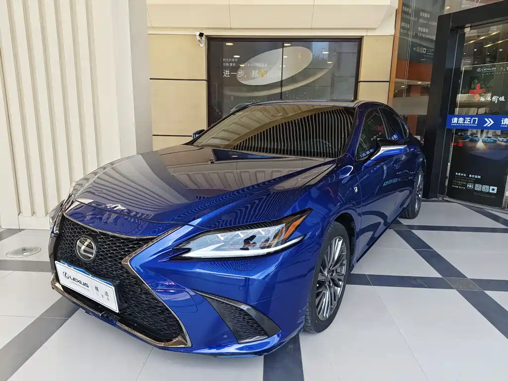Lexus ES 2019 — фото 1