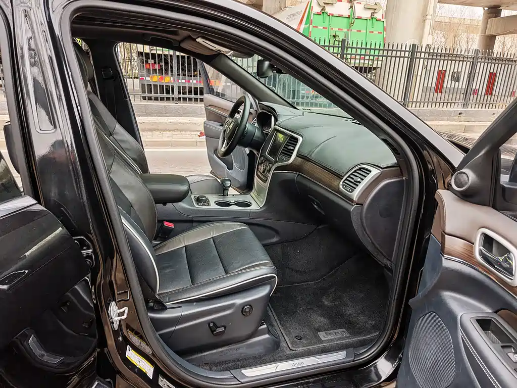 Jeep Grand Cherokee 2016 — фото 10
