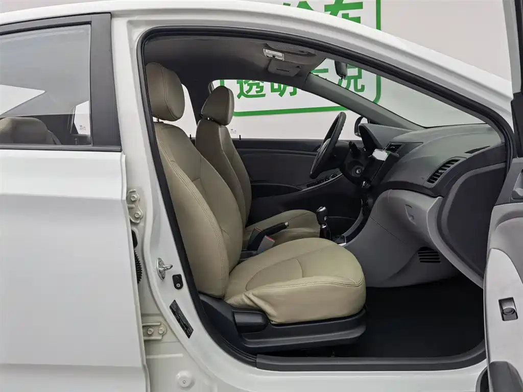 Hyundai Verna 2017 — фото 23