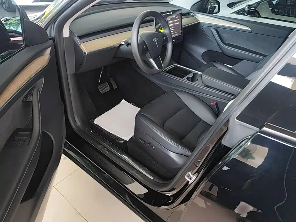 Tesla Model Y 2023 — фото 16