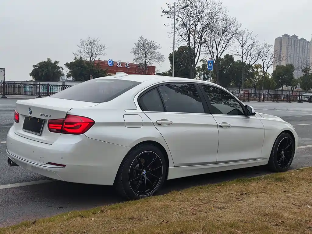 BMW 3 Series 2018 — фото 12