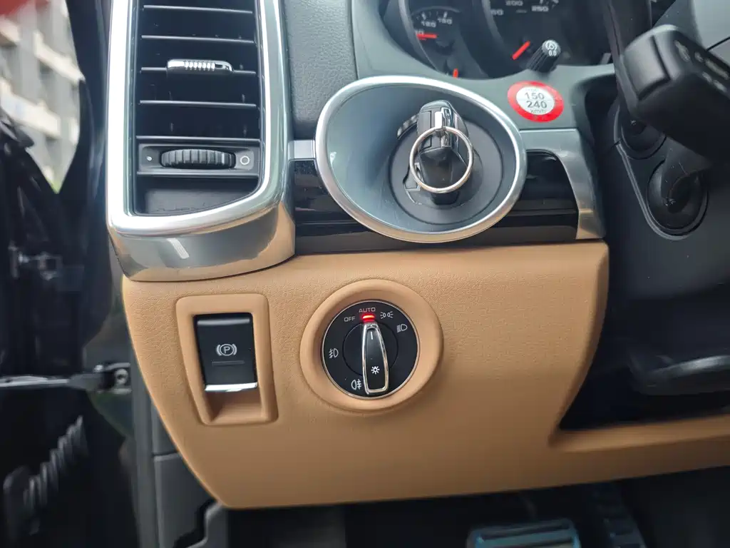 Porsche Cayenne 2015 — фото 17