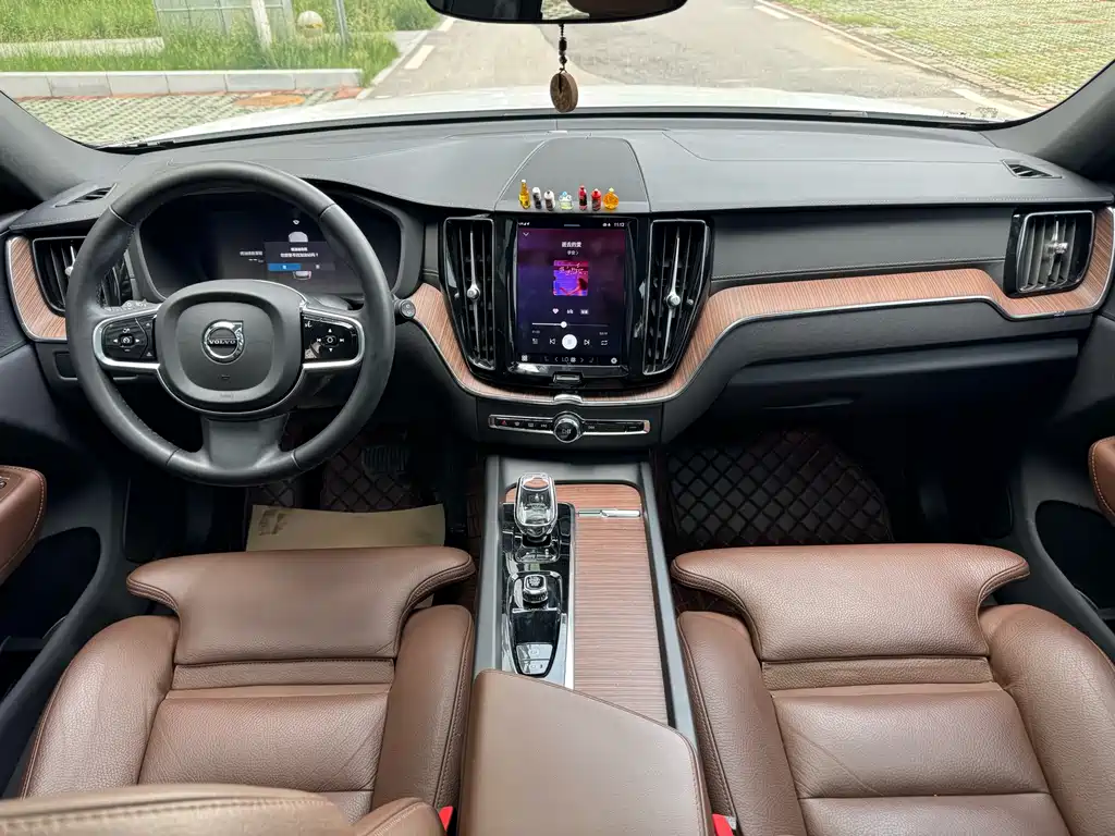 Volvo XC60 2023 — фото 12