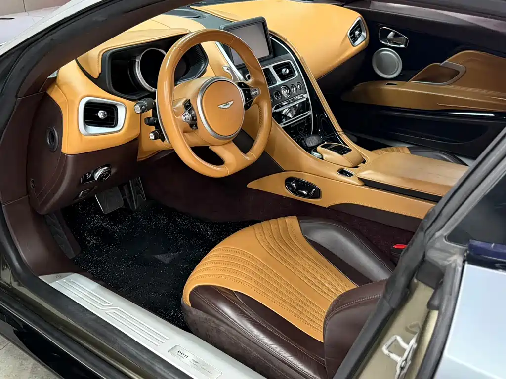 Aston Martin DB11 2017 — фото 12
