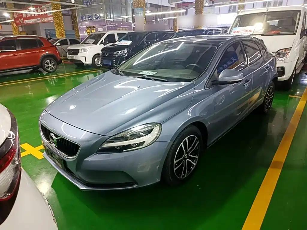 Volvo V40 2019 — фото 1