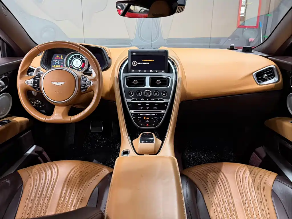 Aston Martin DB11 2017 — фото 10