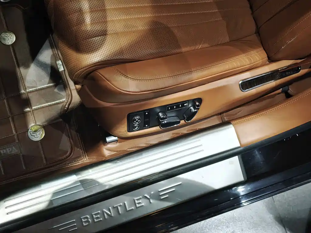 Bentley Flying Spur 2018 — фото 13