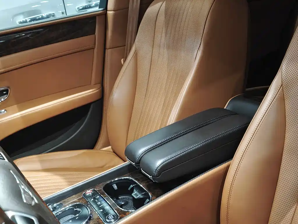 Bentley Flying Spur 2018 — фото 15