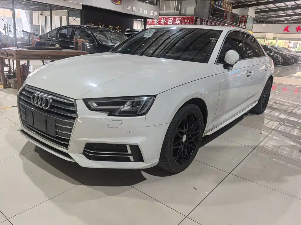 Audi A4L 2018 — фото 1