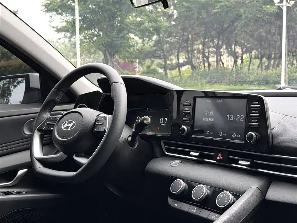 Hyundai Elantra 2023 — фото 8