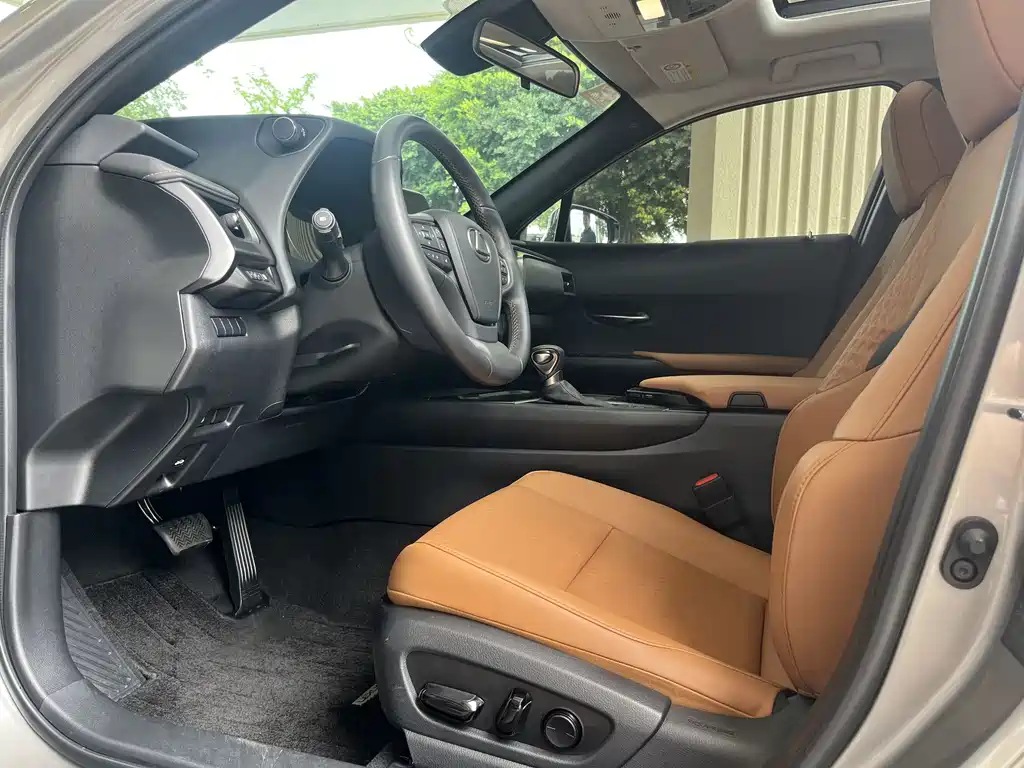 Lexus UX 2022