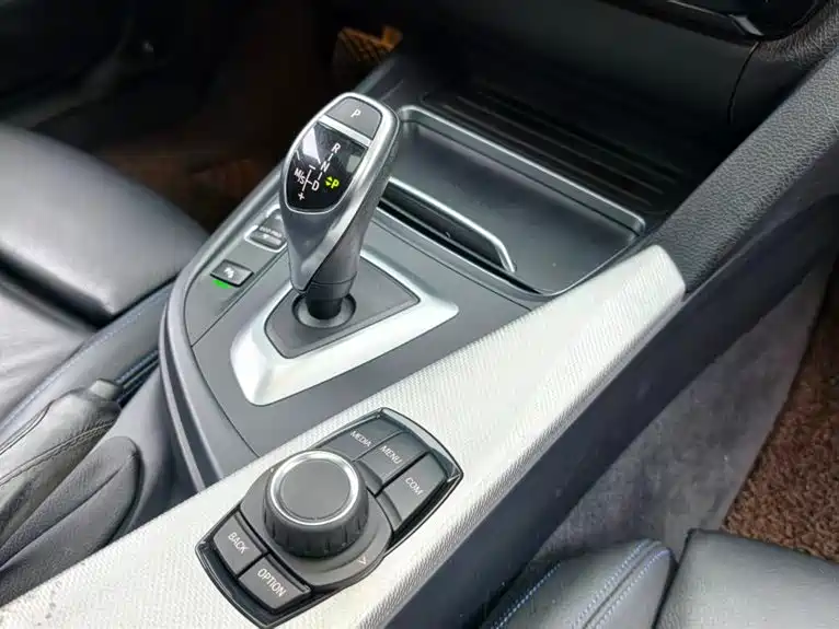 BMW 3 Series 2019 — фото 14