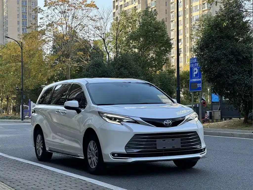 Toyota Sienna 2022 — фото 10