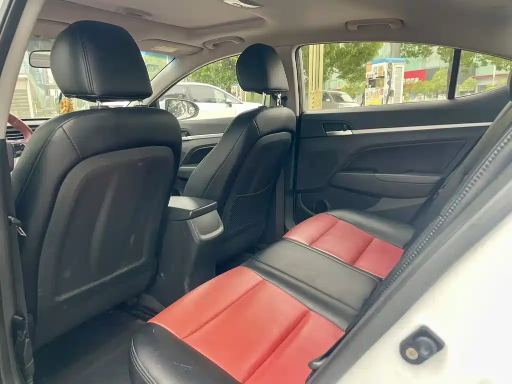 Hyundai Elantra 2018 — фото 14