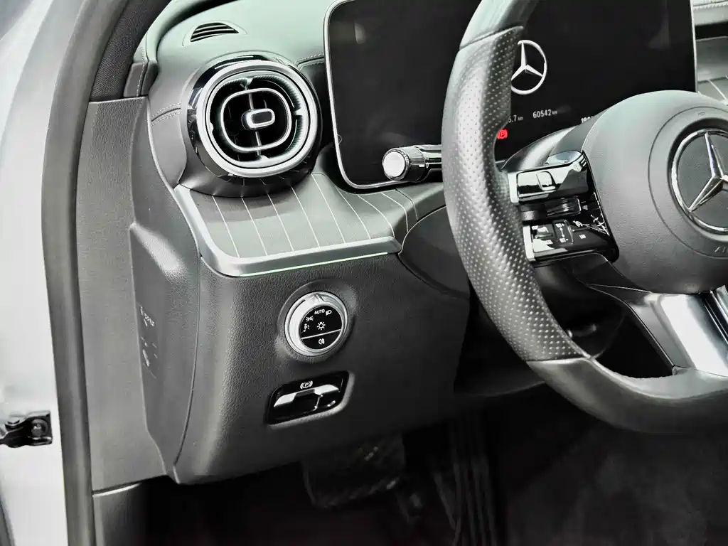 Mercedes-Benz C-Class 2024 — фото 17