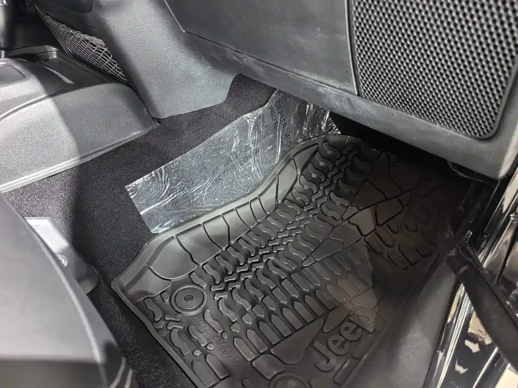 Jeep Wrangler 2017 — фото 12