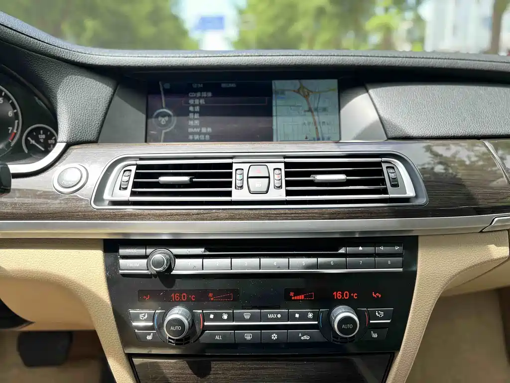 BMW 7 Series 2011 — фото 13