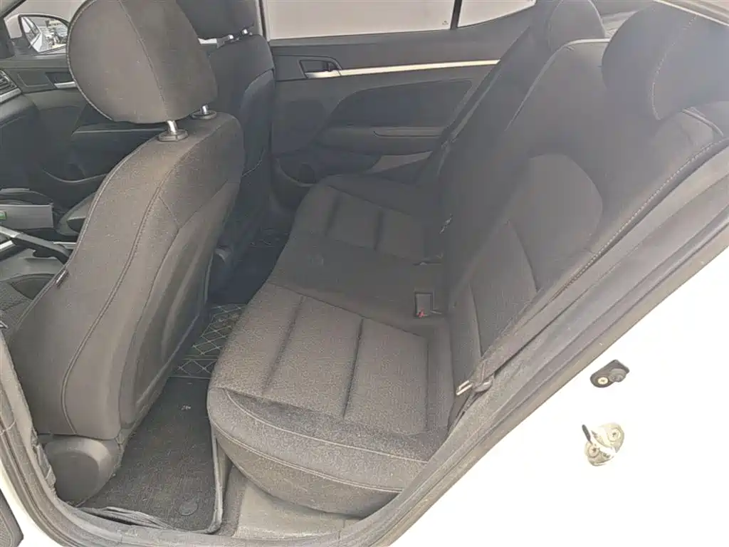 Hyundai Elantra 2017 — фото 17