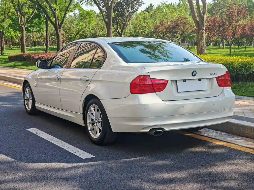 BMW 3 Series 2011 — фото 11
