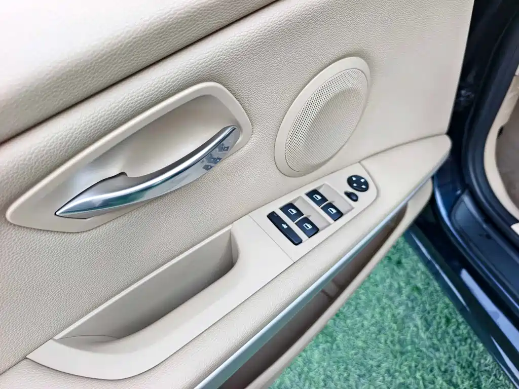 BMW 3 Series 2011 — фото 12