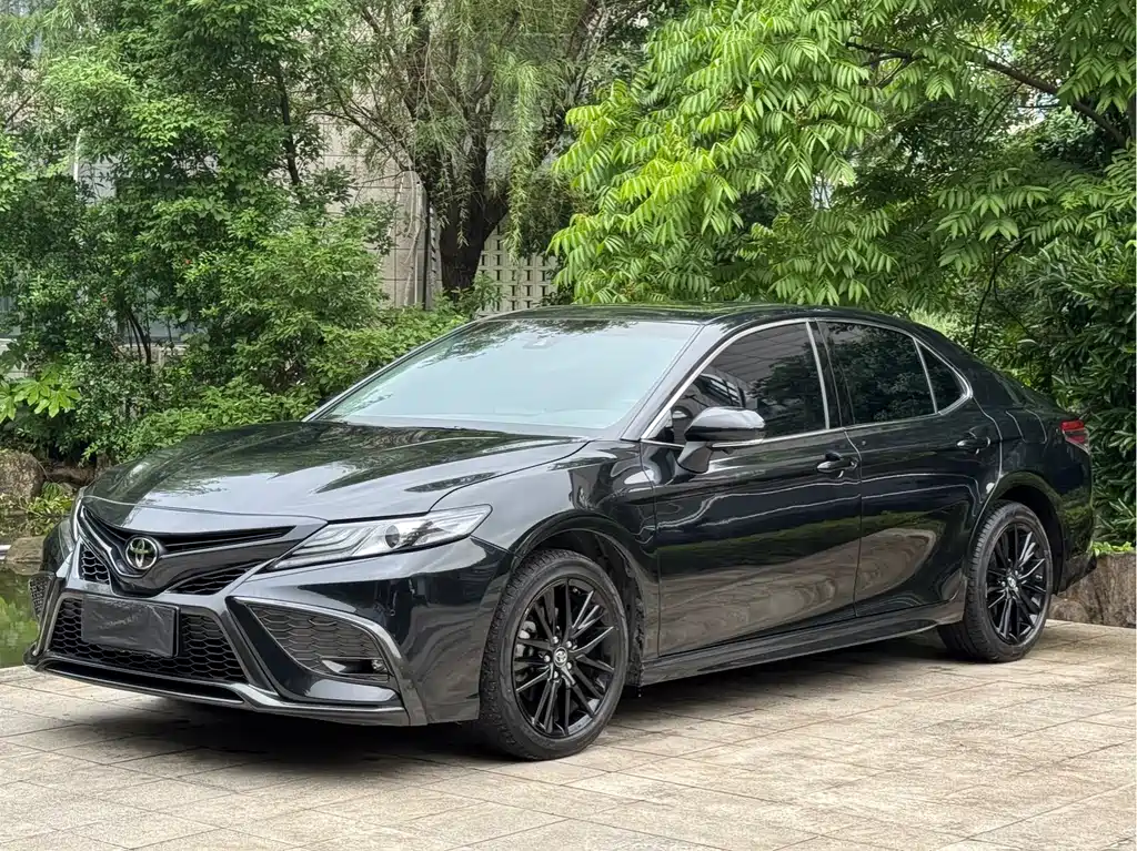 Toyota Camry 2023 — фото 1