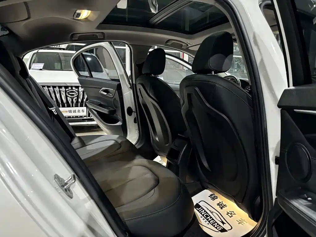 BMW 1 Series 2019 — фото 10