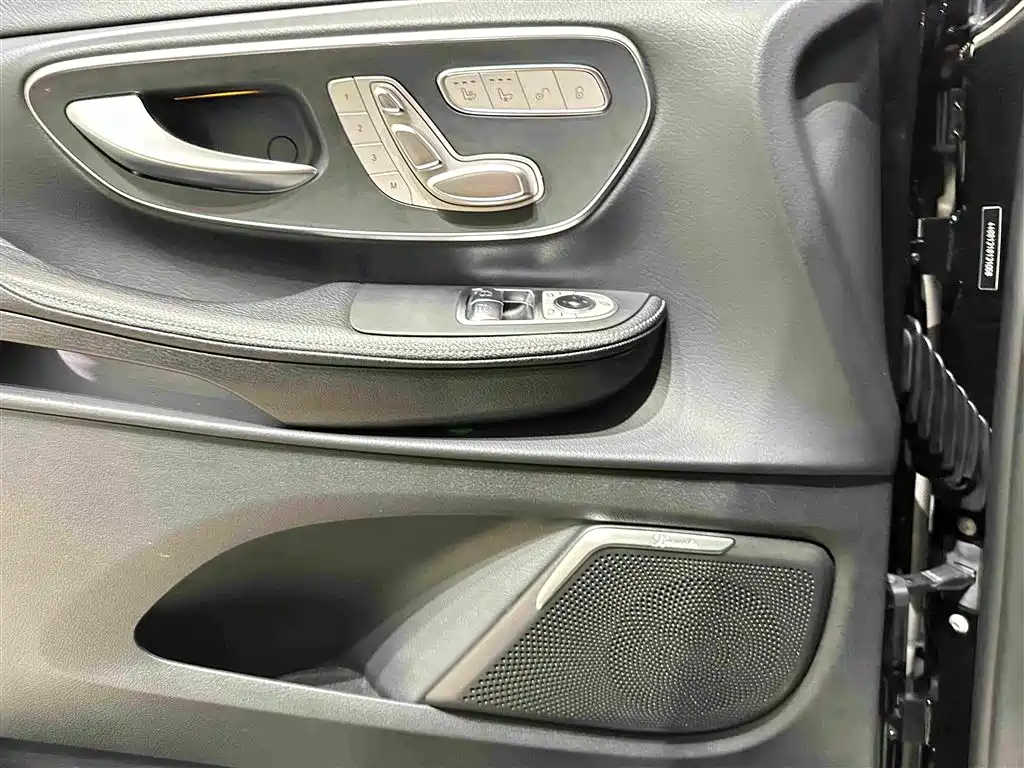 Mercedes-Benz V-Class 2021 — фото 18
