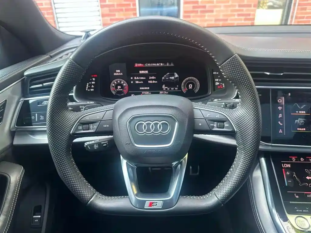 Audi Q8 2020 — фото 13
