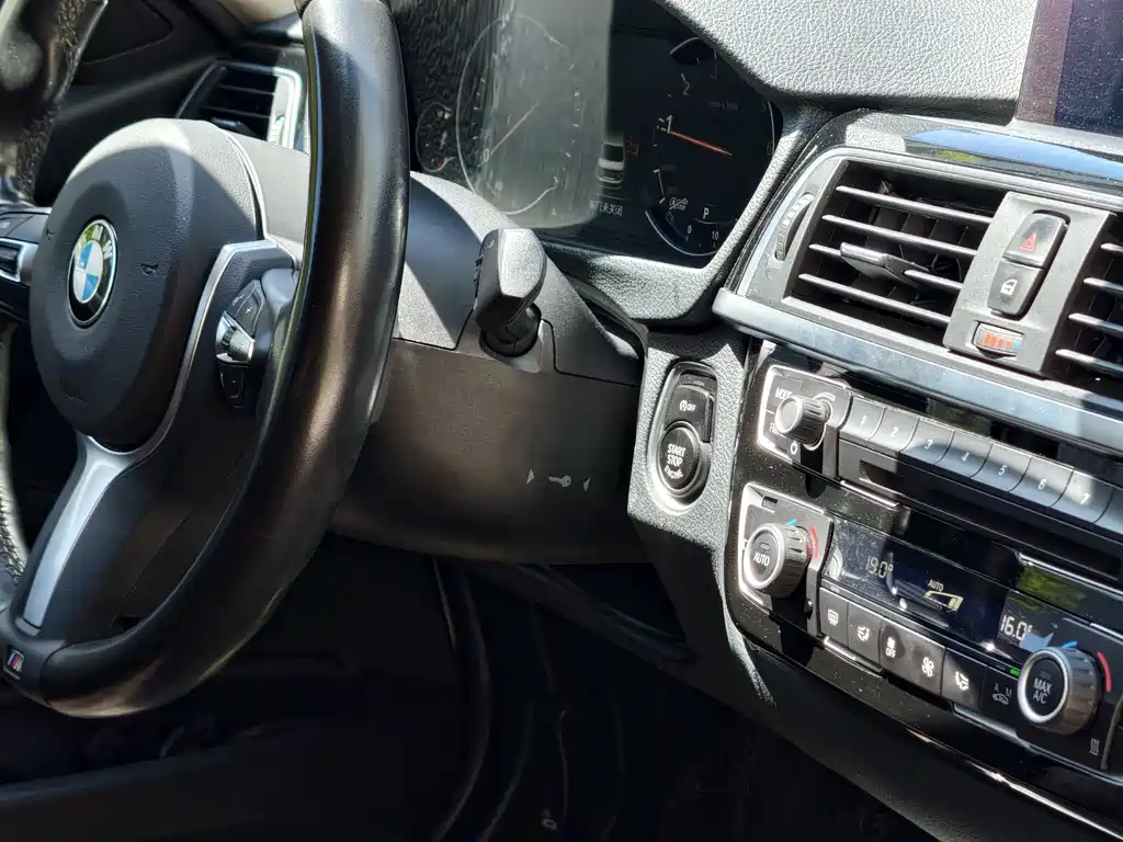 BMW 3 Series 2019 — фото 18