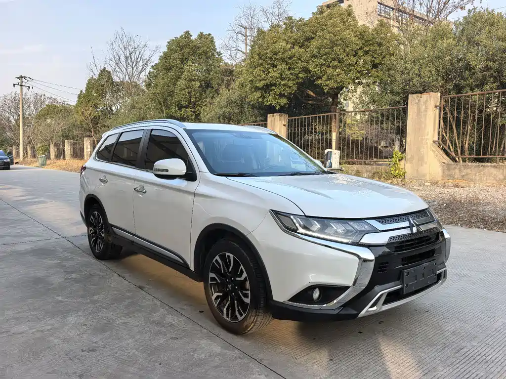 Mitsubishi Outlander 2020 — фото 3