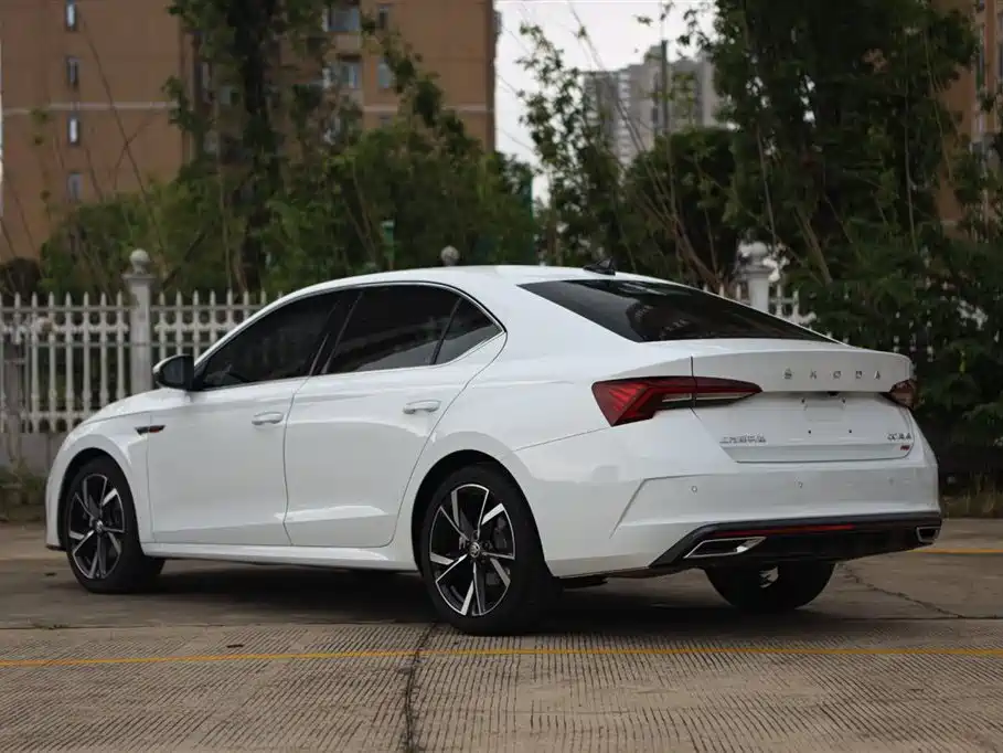 Skoda Octavia 2023 — фото 8