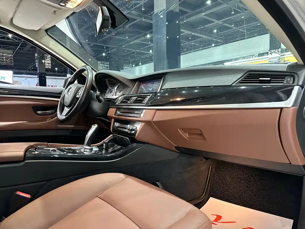 BMW 5 Series 2017 — фото 12