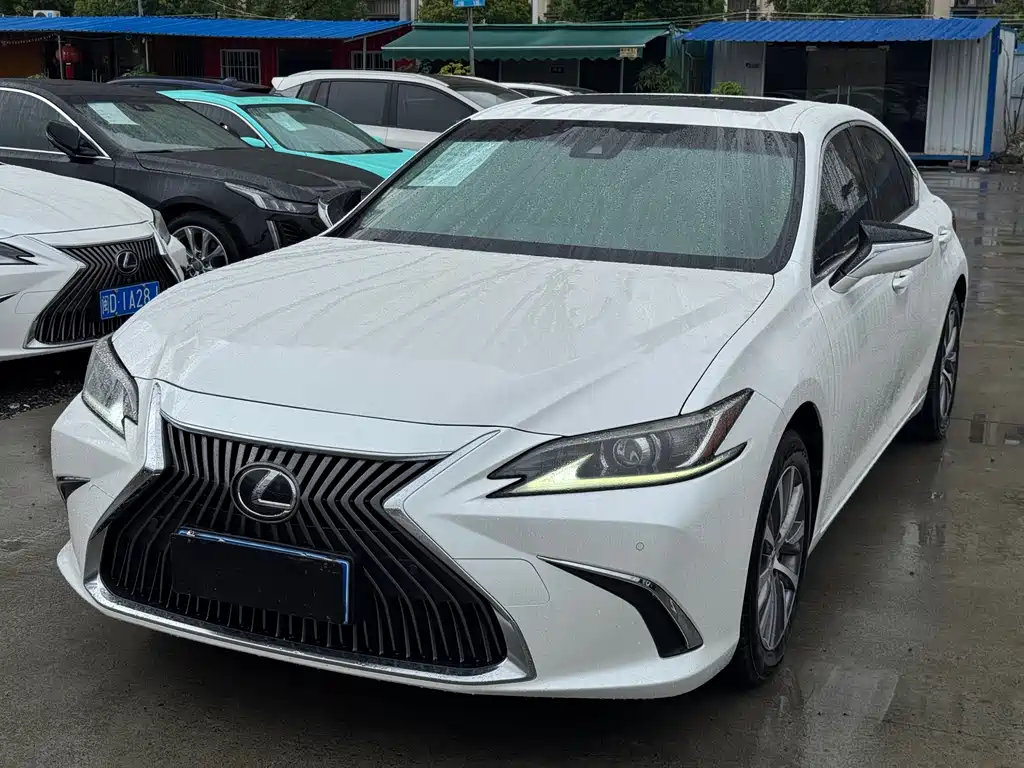 Lexus ES 2021 — фото 1