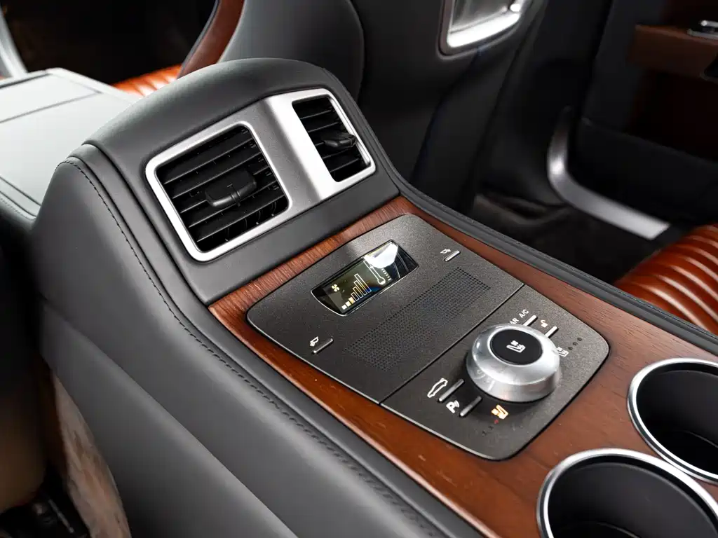Aston Martin Rapide 2013 — фото 15