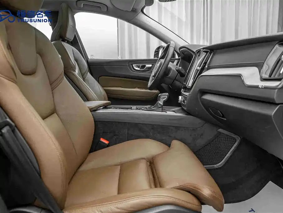 Volvo XC60 2019 — фото 15