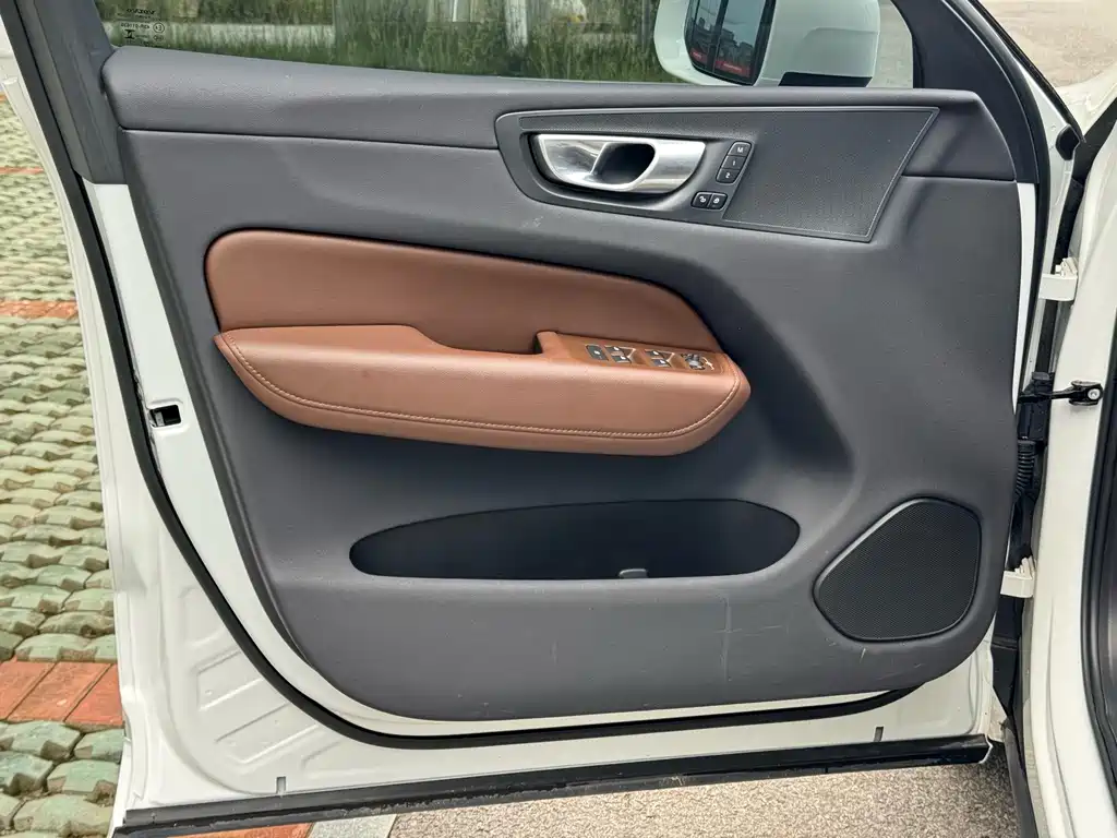 Volvo XC60 2023 — фото 15