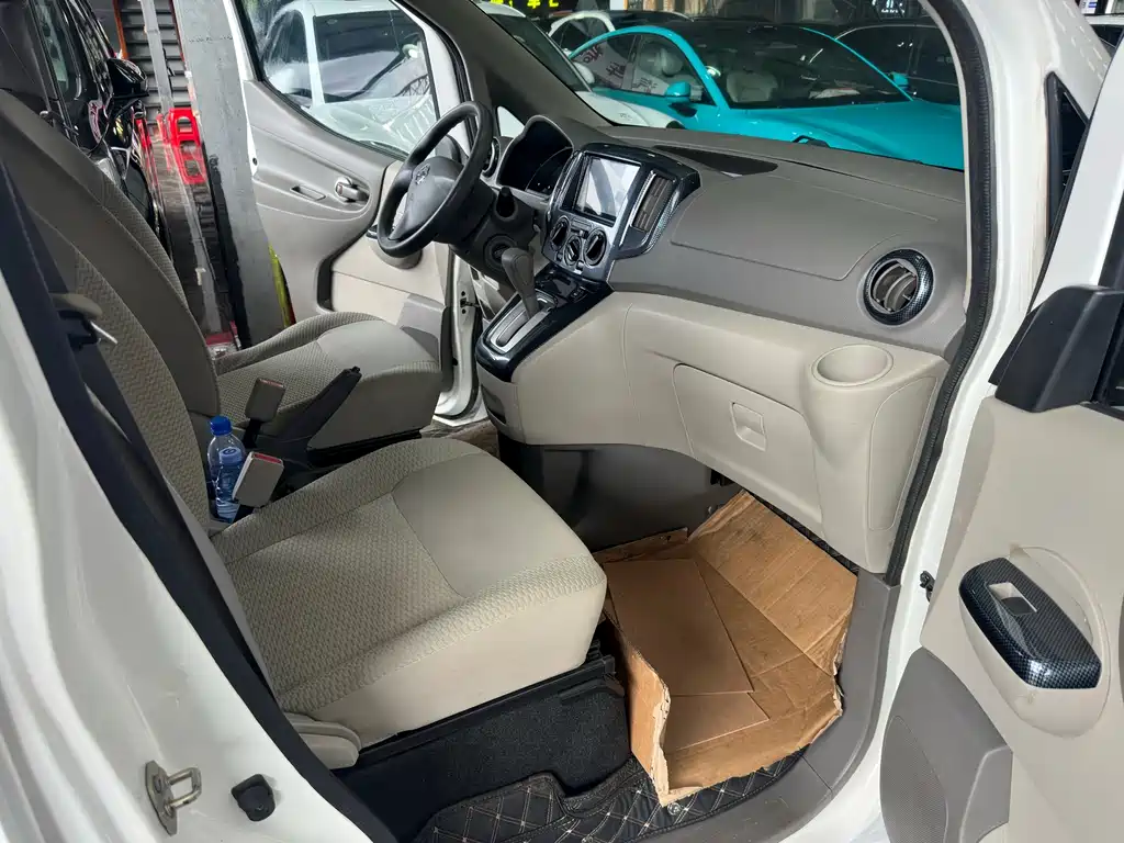 Nissan NV200 2017 — фото 16