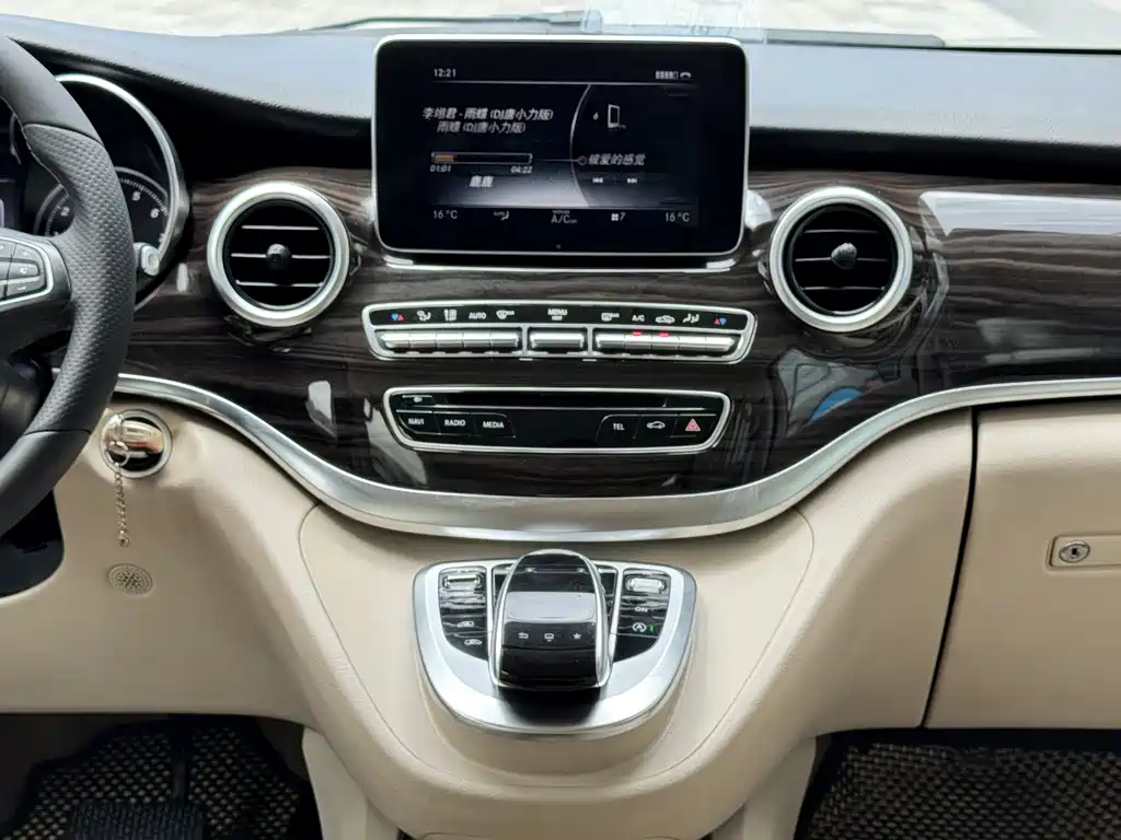 Mercedes-Benz V-Class 2017 — фото 13