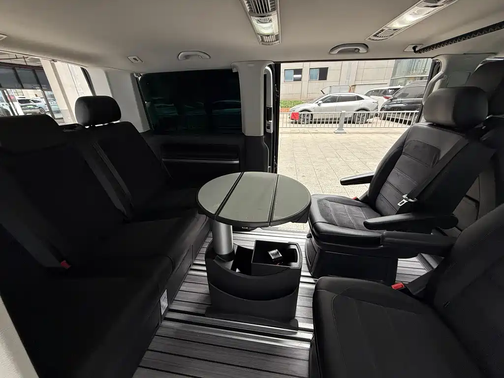 Volkswagen Multivan 2017 — фото 14