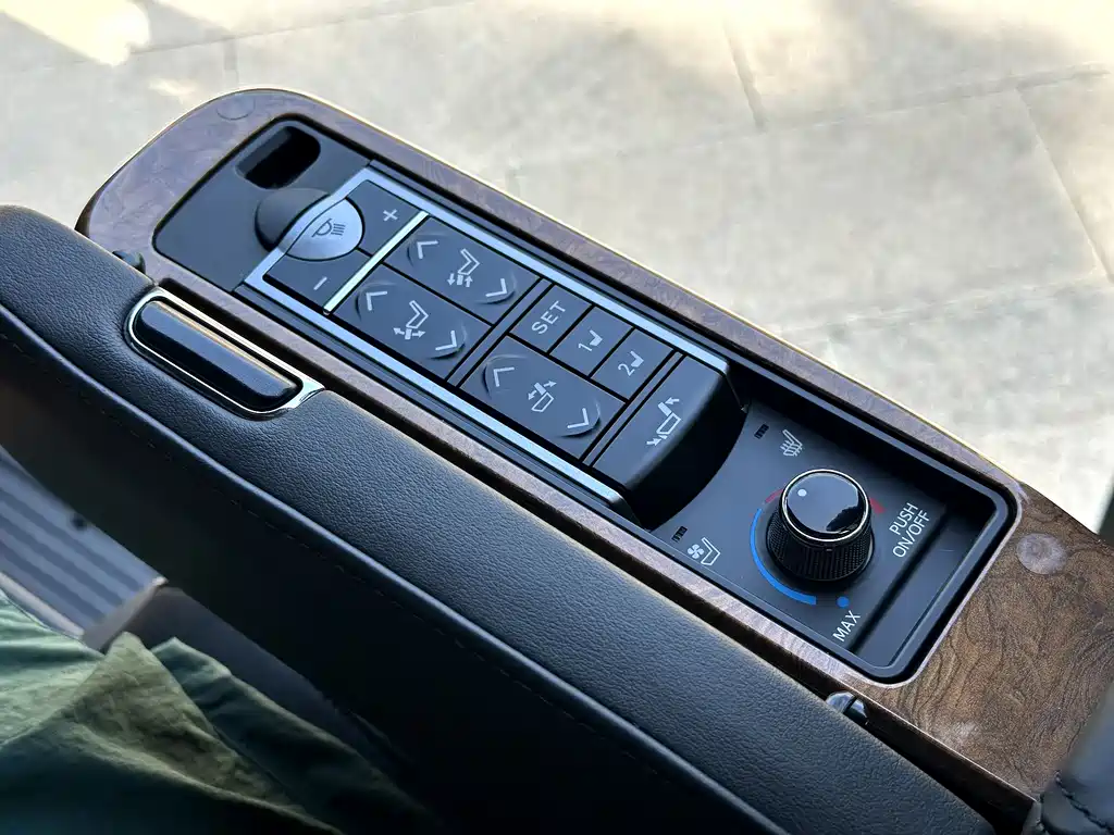 Toyota Alphard 2017 — фото 23
