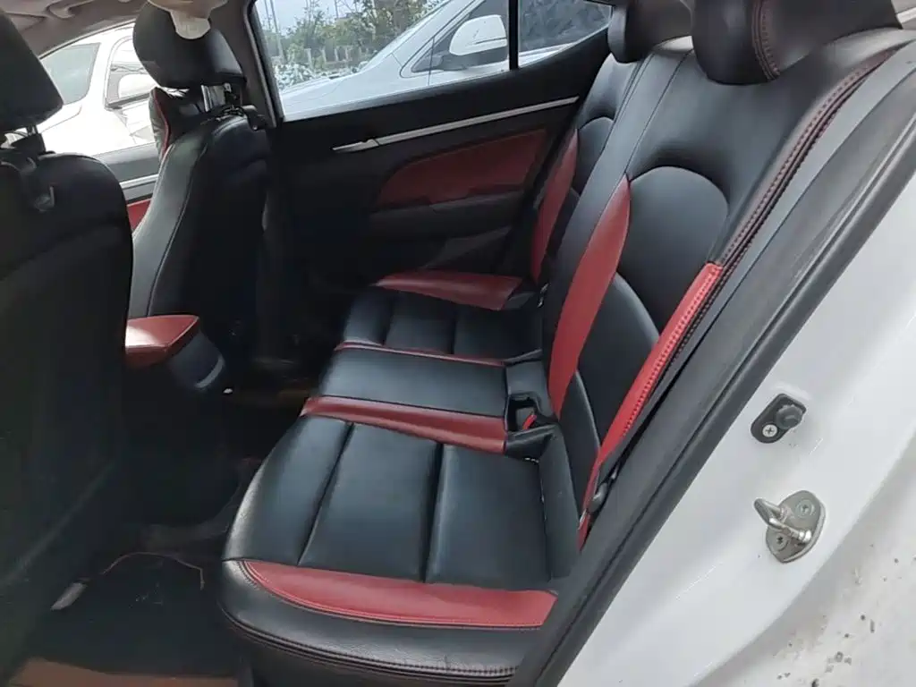 Hyundai Elantra 2018 — фото 17