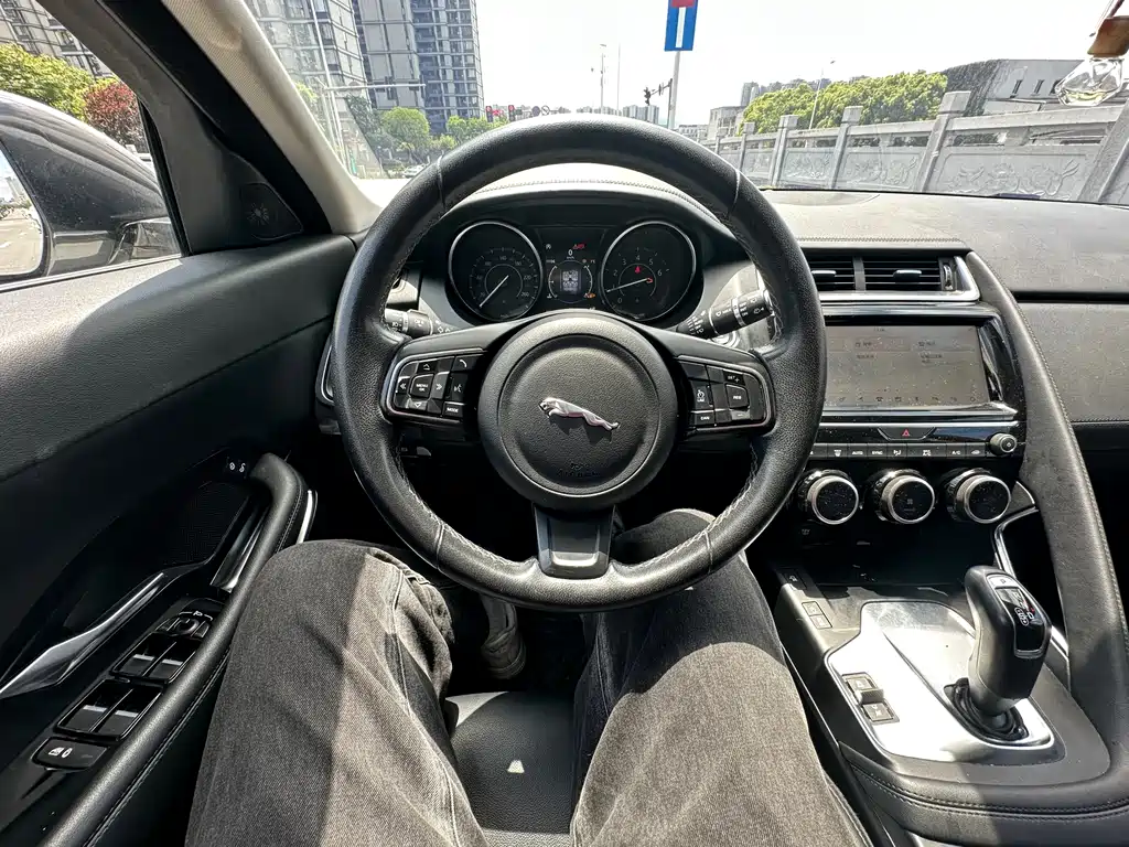 Jaguar E-PACE 2020 — фото 9