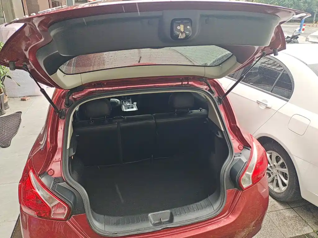 Nissan Tiida 2015 — фото 19