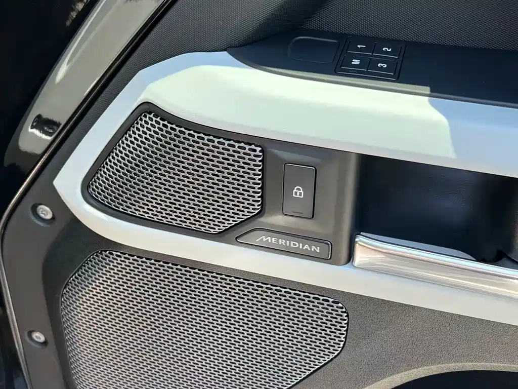 Land Rover Defender 2023 — фото 14