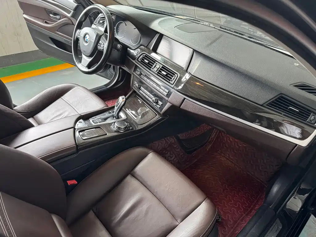BMW 5 Series 2017 — фото 9