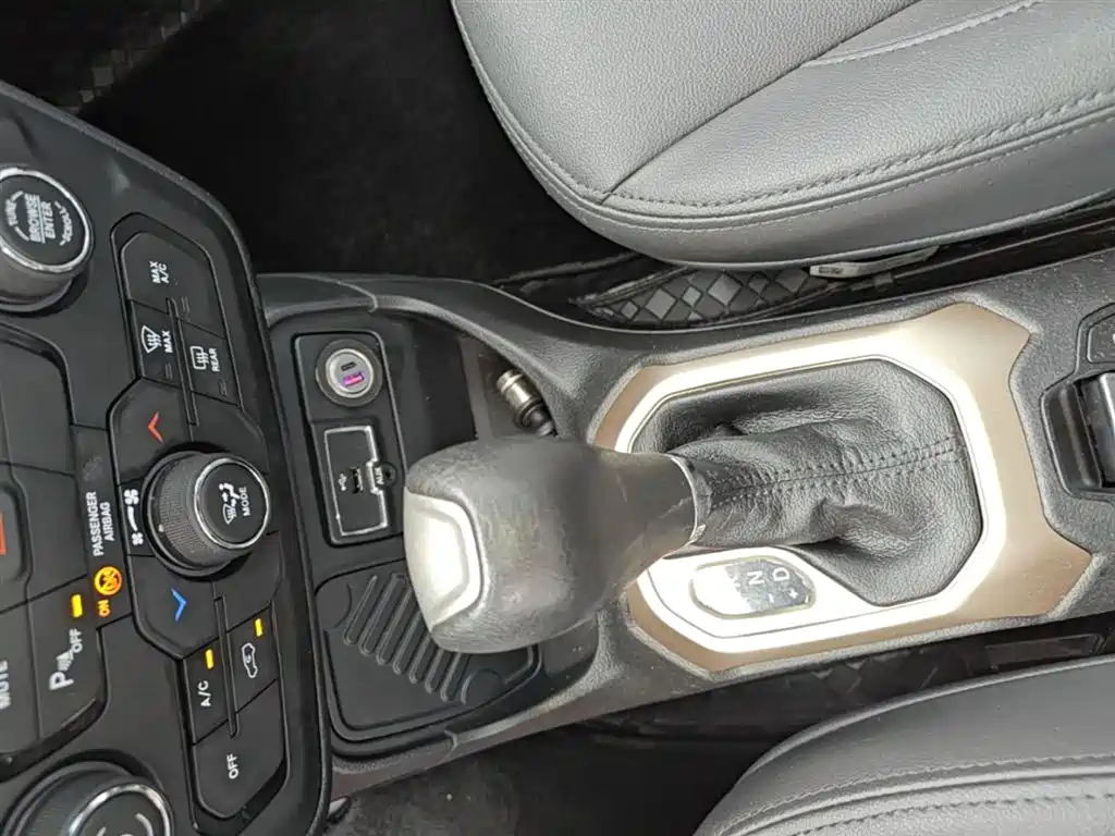 Jeep Renegade 2018 — фото 14