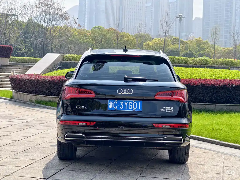 Audi Q5L 2020 — фото 21