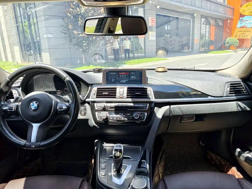 BMW 3 Series 2019 — фото 15